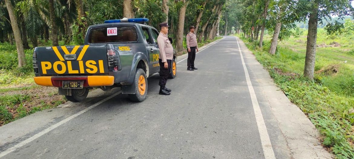 Polsek Secanggang Laksanakan Patroli dan Pengaturan Lalu Lintas di Desa Cinta Raja.