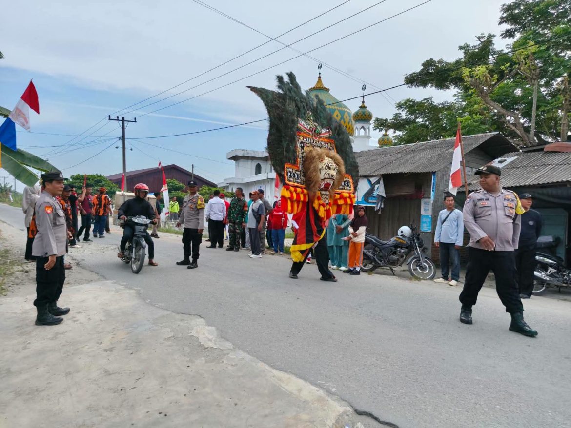 Personel Polsek Secanggang Laksanakan PAM Lalin Pawai dan Drumband HUT RI ke-81.