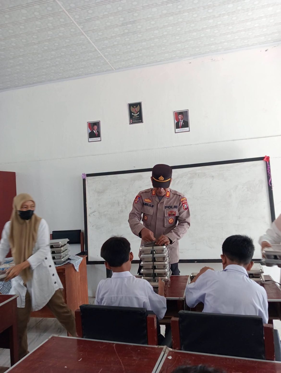 Kapolsek Secanggang Cek Pembagian Makanan Bergizi Gratis Pastikan Higienis dan Layak Konsumsi Siswa.
