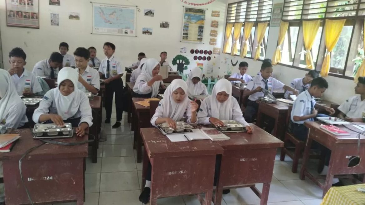 Program Makanan Bergizi Dukung Kesehatan dan Semangat Belajar Siswa SMP Negeri 1 Secanggang.