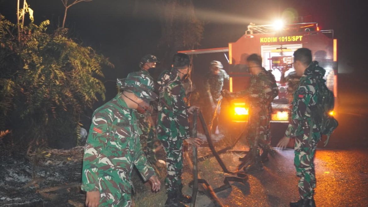 Komandan Kodim 1015/Sampit Terjun Langsung Pimpin Pemadaman Api. 