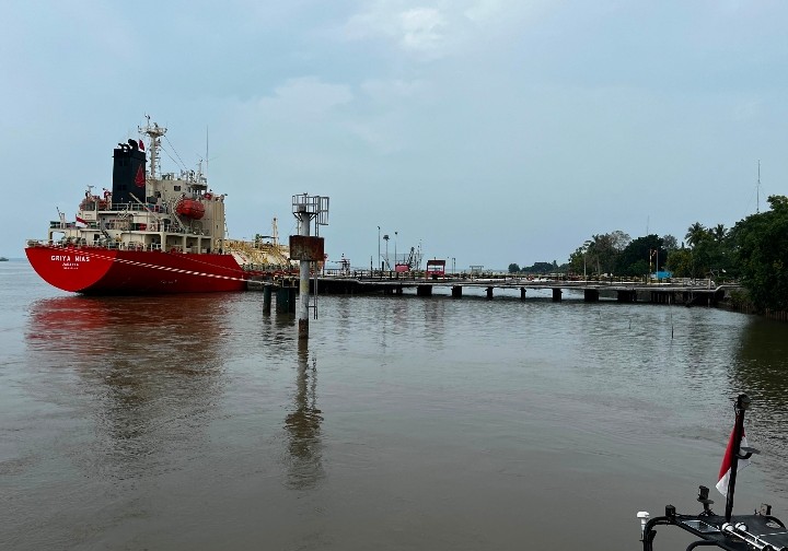 Terlihat Kapal LPG sandar di ujung dermaga Khusus Pangkalan Susu, Jalan Samudera No.84 Pangkalan Susu, tidak seperti umumnya kapal sandar secara memanjang (sejajar) di sisi dermaga.