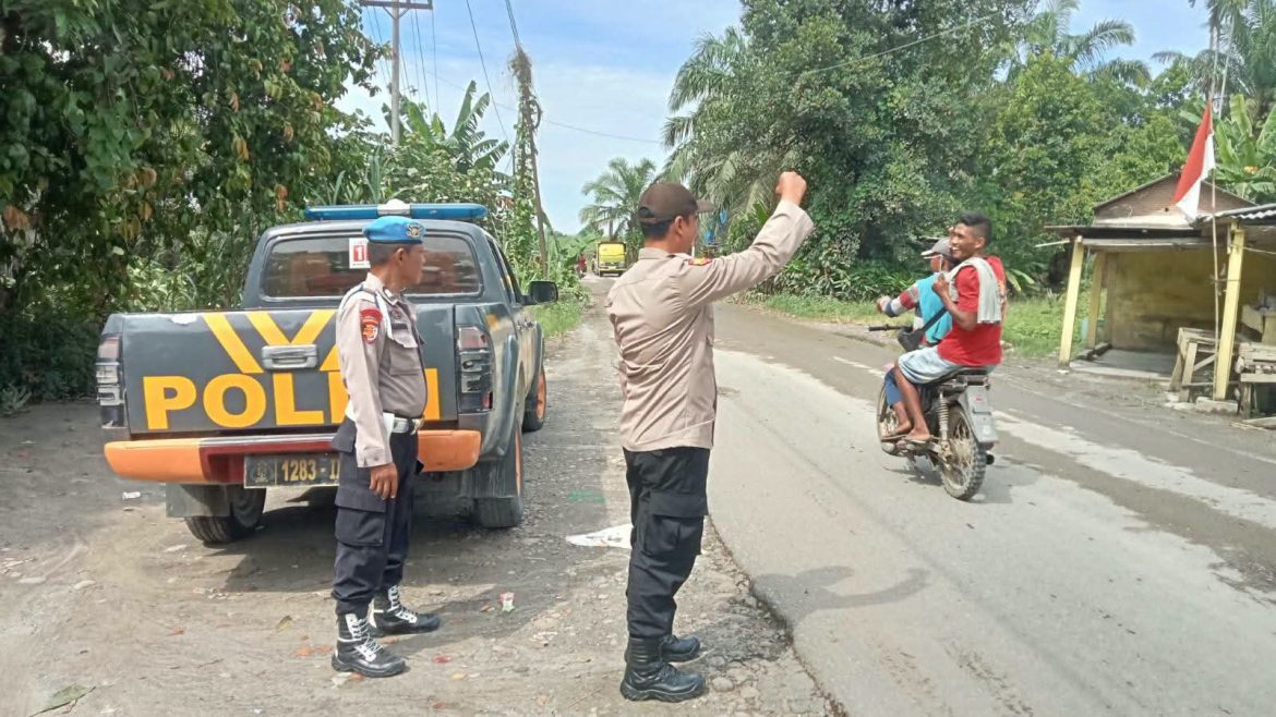 Personel Polsek Secanggang Gelar Patroli dan Pengaturan Lalu Lintas di Jalan Umum Desa Kepala Sungai.