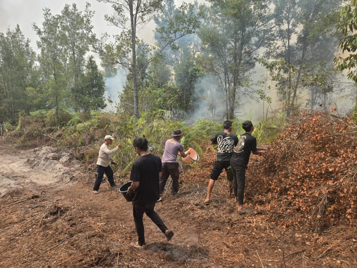 Cegah Meluasnya Karhutla, Polsek Rakumpit Bersama Warga Padamkan Kebakaran di Bukit Sua