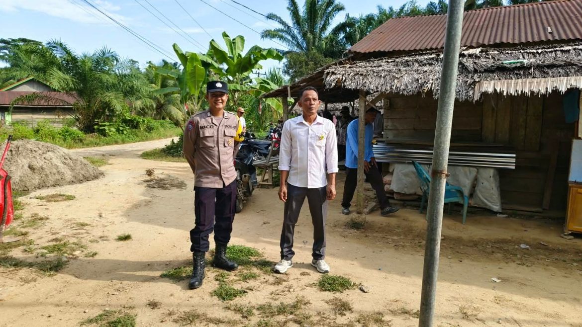Bhabinkamtibmas Sambangi Warga Pematang Jaya, Sampaikan Pesan Kamtibmas dan Antisipasi Gangguan Keamanan.