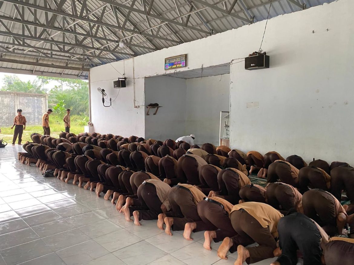 Rutinitas Jumat di Yaspen Nusa Indah: Shalat Dhuha dan Yasinan Sebelum Pembelajaran.