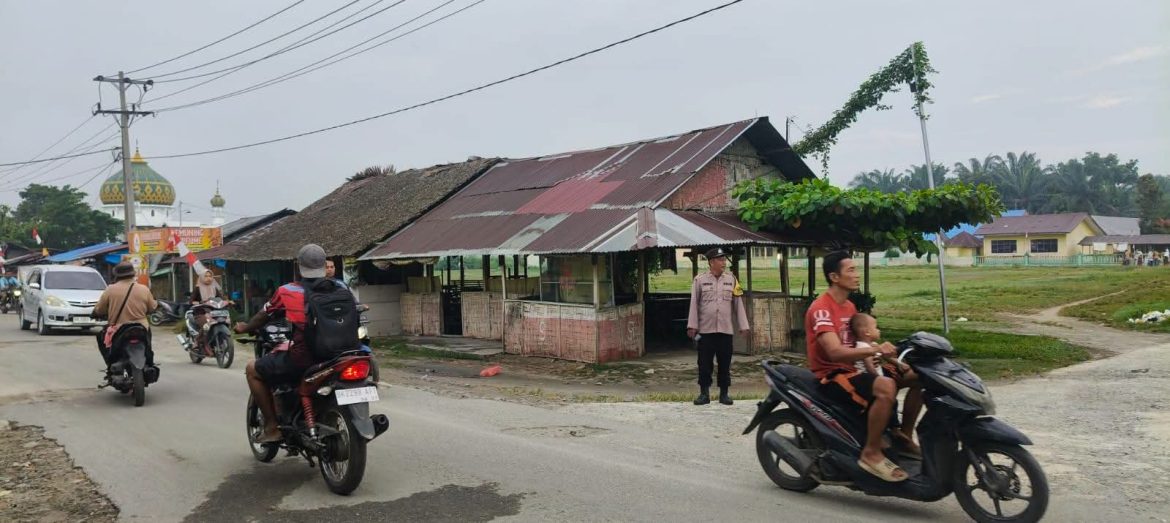 Personel Polsek Secanggang Laksanakan Strong Point Pagi, Wujudkan Kelancaran Lalu Lintas di Simpang Pasar XII.
