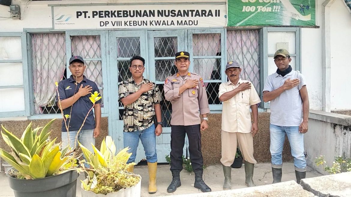 Kapolsek Secanggang Sosialisasikan STOP KARHUTLA kepada Karyawan dan Security PTPN II Kwala Madu.