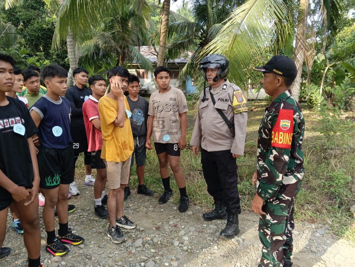 Bhabinkamtibmas dan Babinsa Amankan Marathon Remaja Desa Secanggang dalam Rangka HUT RI ke-81.