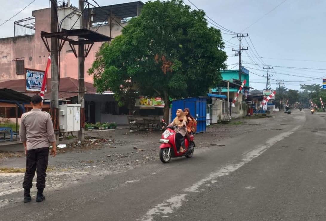 Polsek Secanggang Laksanakan Strong Point dan Pengaturan Lalu Lintas Pagi di Simpang Pasar XII.