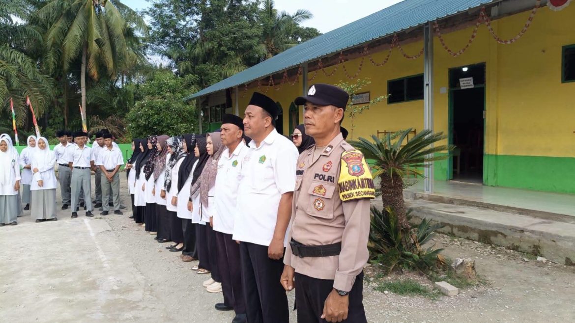 Kapolsek Secanggang Jadi Pembina Upacara, Sampaikan Pesan Kamtibmas kepada Pelajar.