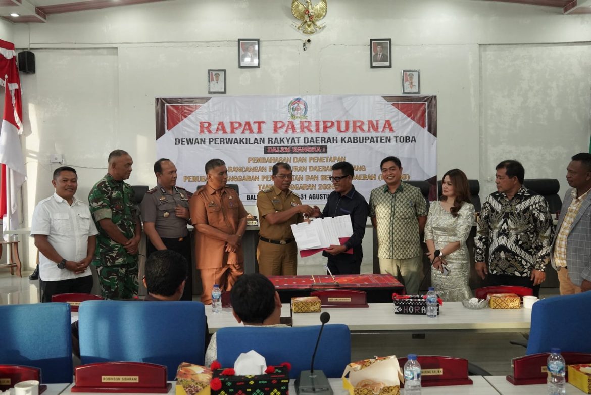 Pemkab dan DPRD Kabupaten Toba Tandatangani Persetujuan Ranperda P.APBD 2026