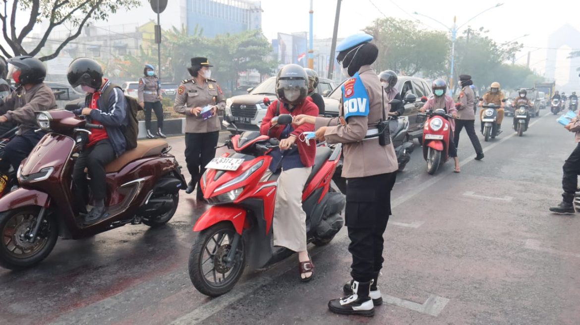 Peringati HUT ke-78 Polwan RI, Polwan Polda Kalteng Bagikan Masker kepada Masyarakat