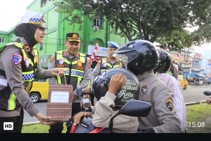 Kapolres Langkat Berikan Bingkisan Untuk Pengendara Yang Tertib Berlalulintas.