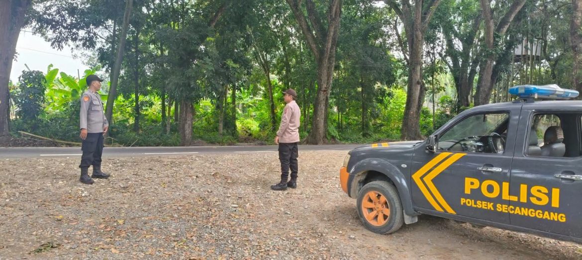 Polsek Secanggang Laksanakan Patroli dan Pengaturan Lalu Lintas di Desa Cinta Raja.