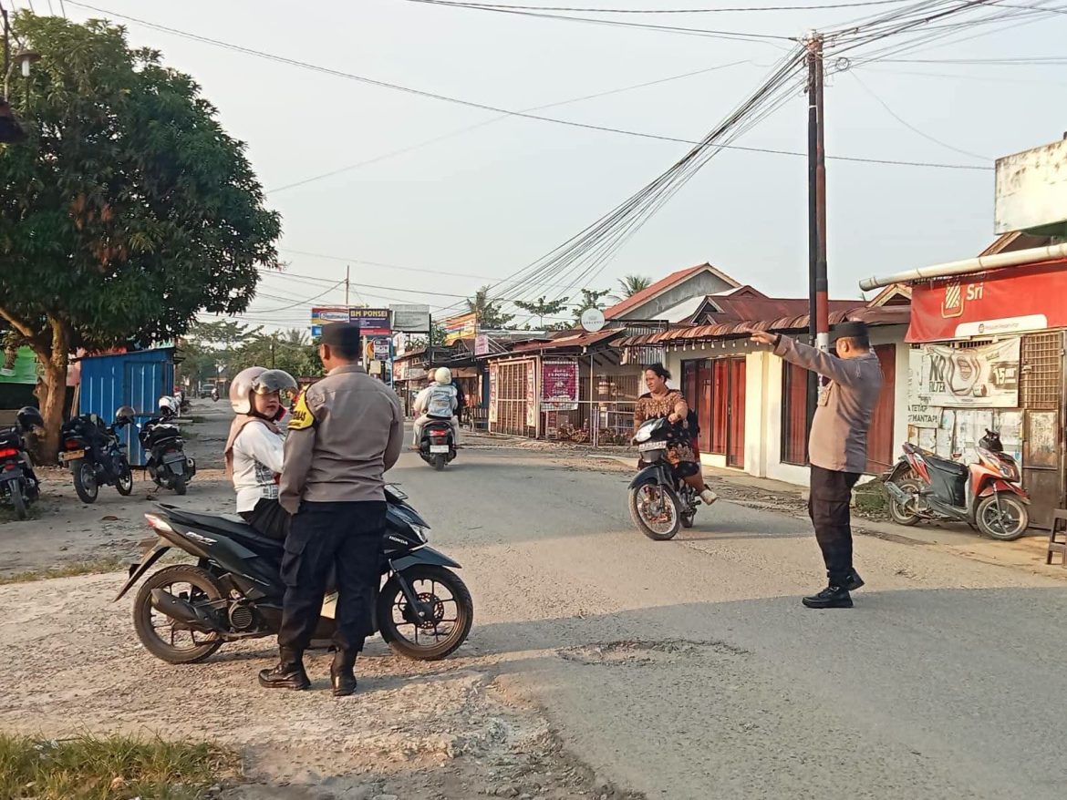 Polsek Secanggang Laksanakan Strong Point dan Pengaturan Lalu Lintas Pagi di Simpang Pasar XII.