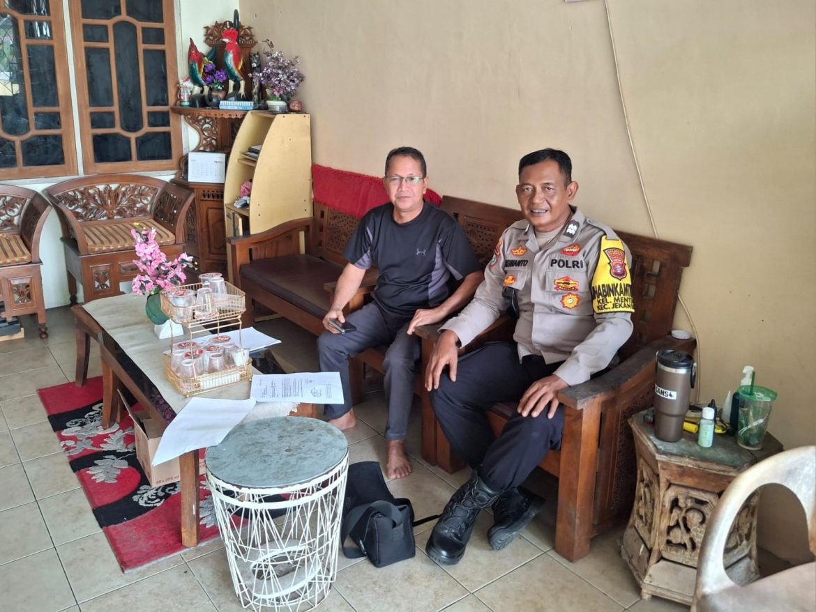 Sambangi Ketua RT, Bhabinkamtibmas Polsek Pahandut Ajak Dukung dan Bantu Penanganan Karhutla