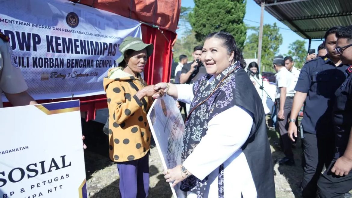 Dirjen Pemasyarakatan Mashudi mewakili Menteri Imigrasi dan Pemasyarakatan Agus Andrianto menyalurkan bantuan sosial bagi masyarakat terdampak gempa Flores, NTT. Bantuan berasal donasi jajaran Kemenimipas.