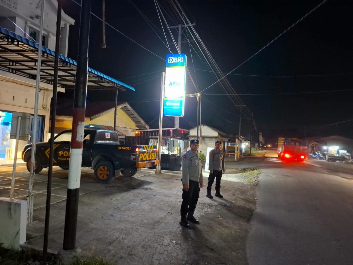 Polsek Secanggang Gelar Patroli Blue Light, Cegah Kejahatan dan Pastikan Keamanan BRI Unit Secanggang.