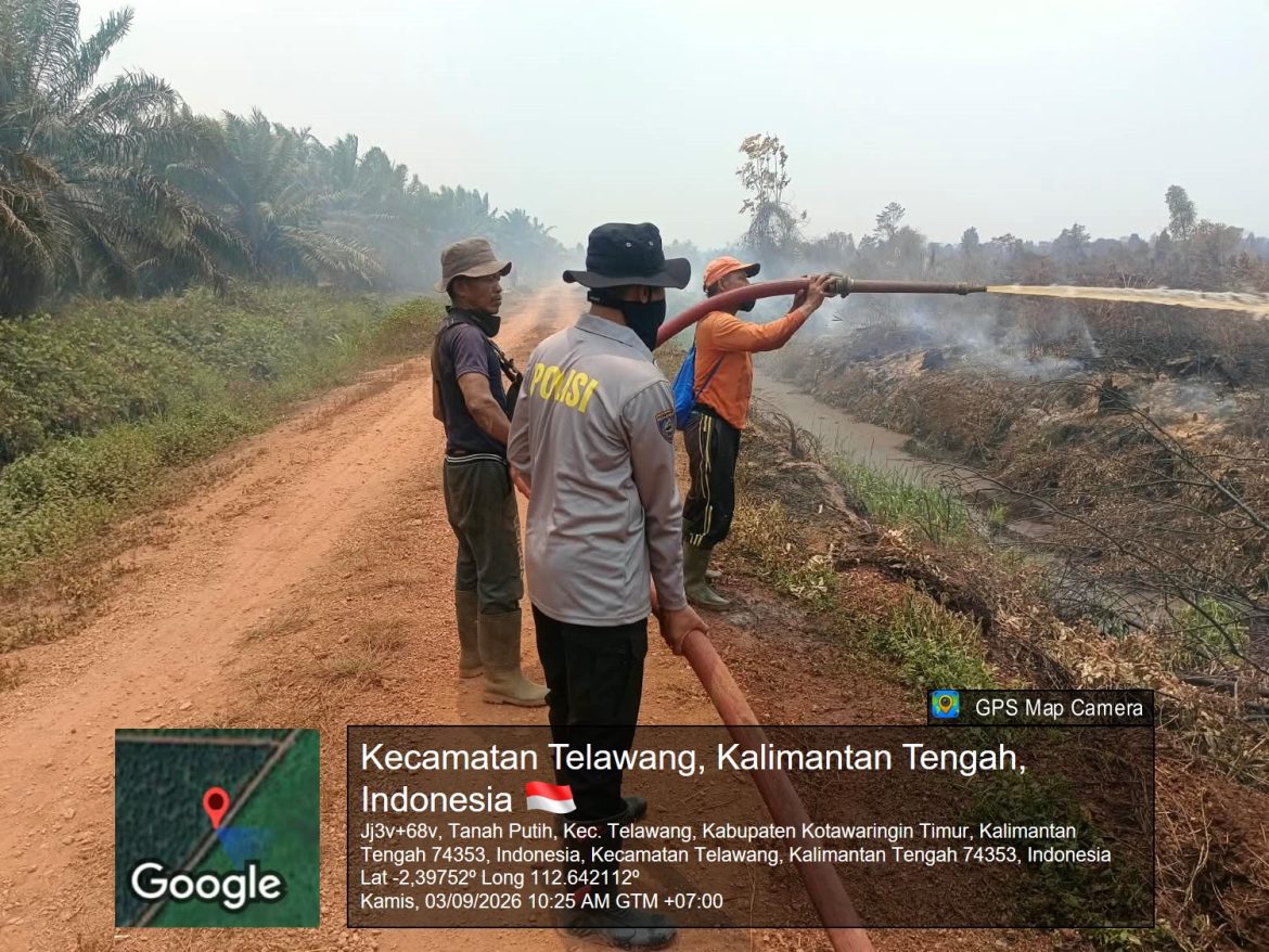 Bahu Membahu, Polsek Telawang Bersama Masyarakat Padamkan Karhutla di Desa Tanah Putih