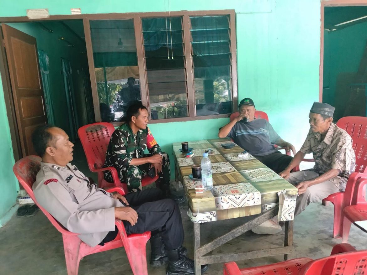 Bhabinkamtibmas dan Babinsa Sambangi Warga, Perkuat Kamtibmas di Desa  Secanggang,