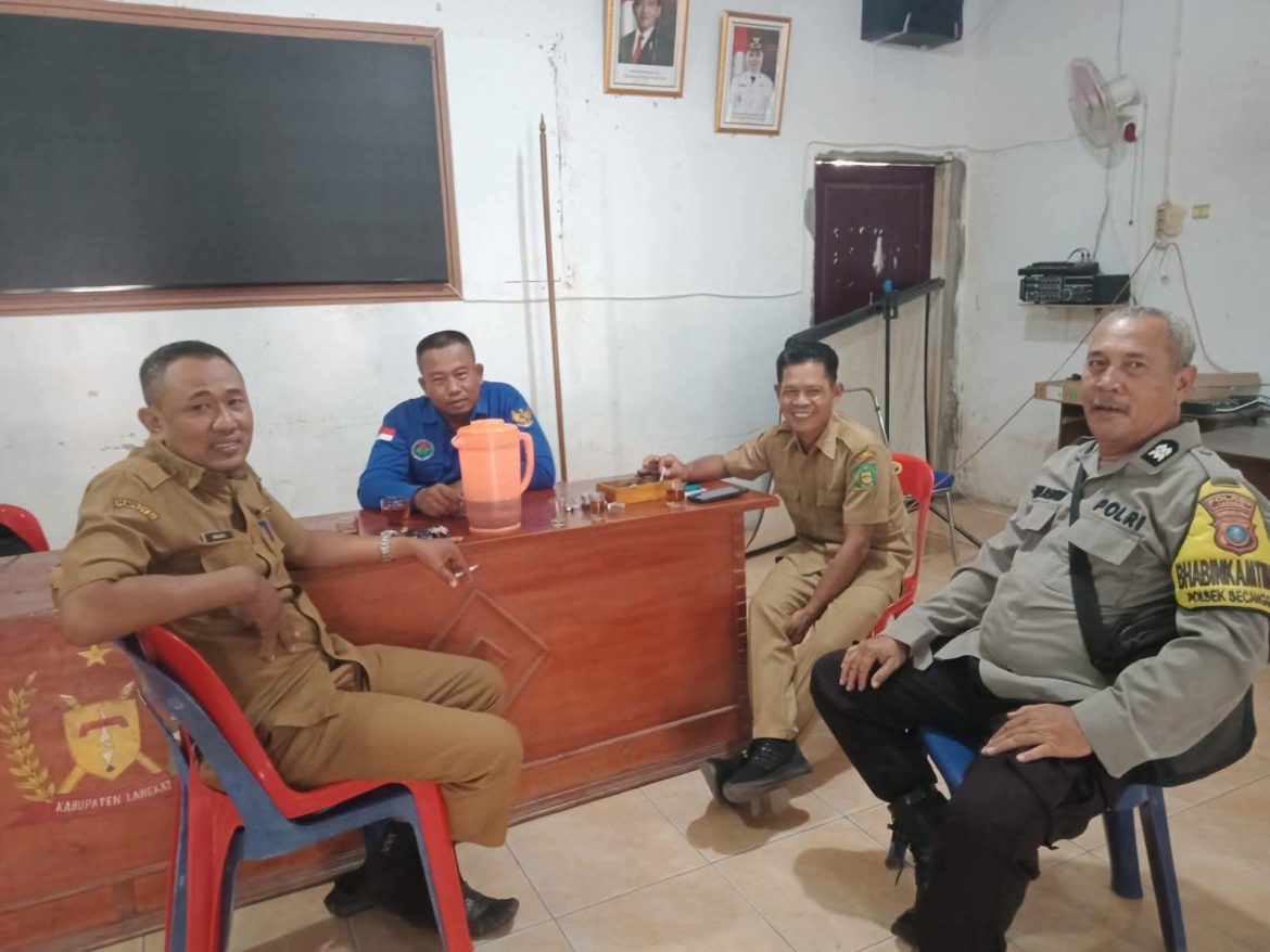 Bhabinkamtibmas Desa Karang Gading Ajak Perangkat Desa Aktifkan Siskamling untuk Jaga Kamtibmas.