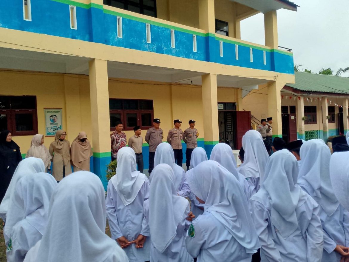 Police Go To School, Kanit Binmas Polsek Secanggang Jadi Pembina Upacara di Yaspen Tarbiyah Islamiyah Hinai Kiri.     Secanggang.