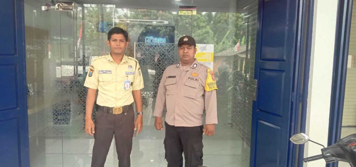 Bhabinkamtibmas Polsek Secanggang Patroli Objek Vital, Sampaikan Imbauan Keamanan kepada Security Bank BRI.