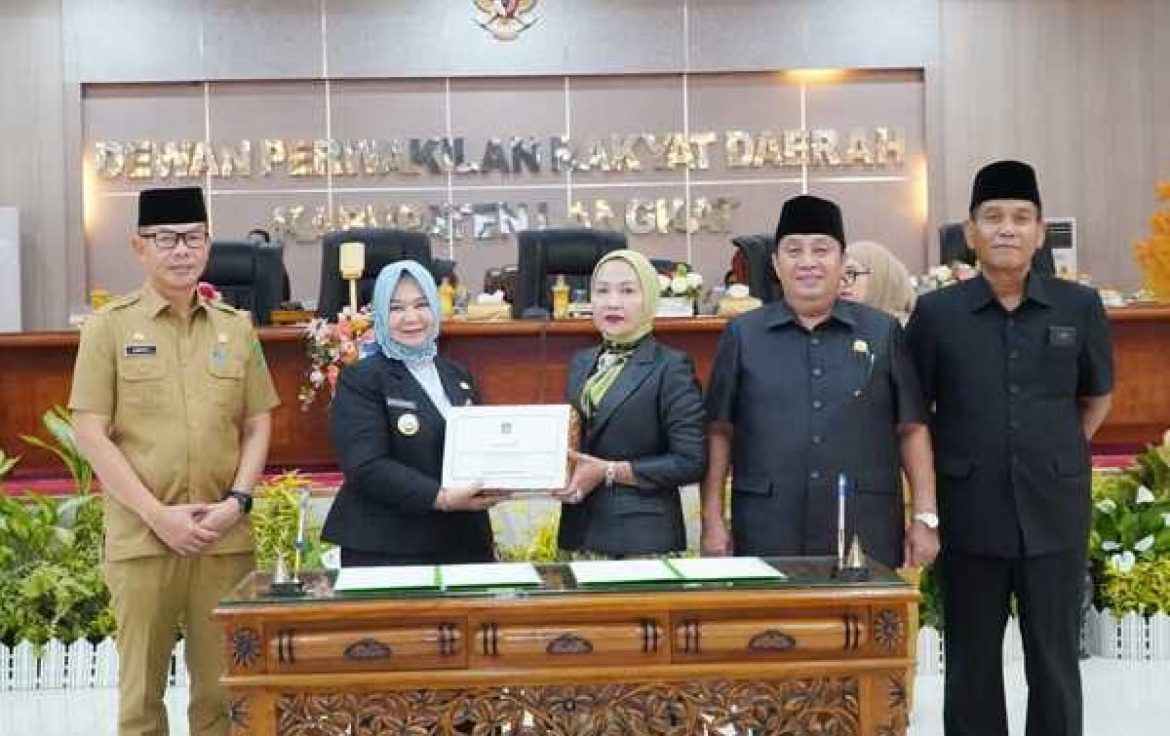 PLT Bupati Langkat, Tiorita Br Surbakti foto bersama Ketua DPRD Langkat, Sribana Perangin-angin