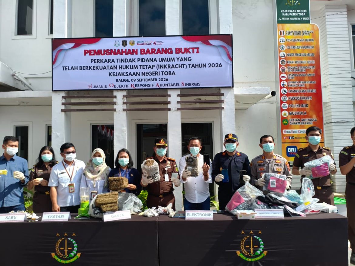 KEJAKSAAN NEGERI TOBA LAKSANAKAN PEMUSNAHAN BARANG BUKTI DARI 50 PERKARA YANG TELAH INKRACHT                   