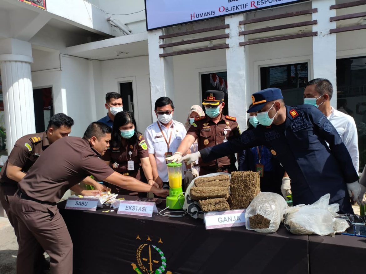 Karutan Toba Menghadiri Kegiatan Pemusnahan Barang Bukti Dari 50 Perkara Yang Telah INKRACHT