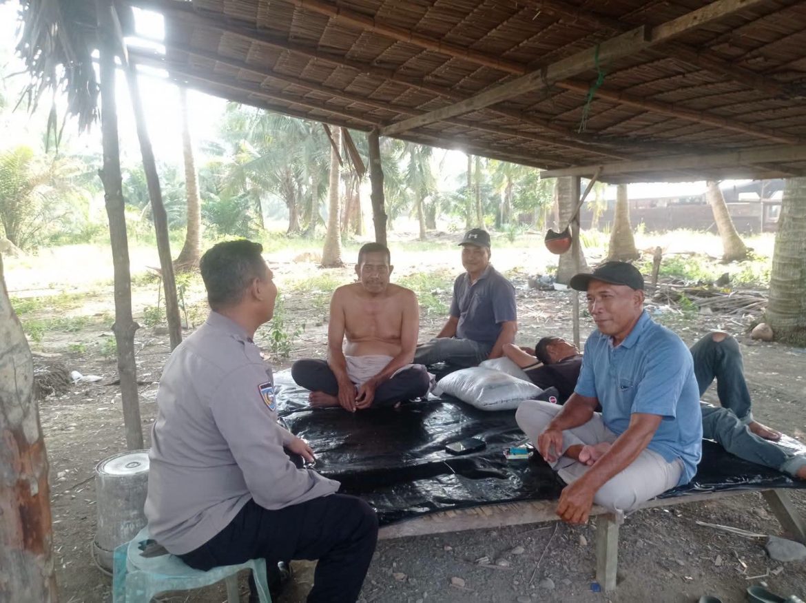 Bhabinkamtibmas Polsek Secanggang Sambangi Warga, Sampaikan Pesan Kamtibmas.