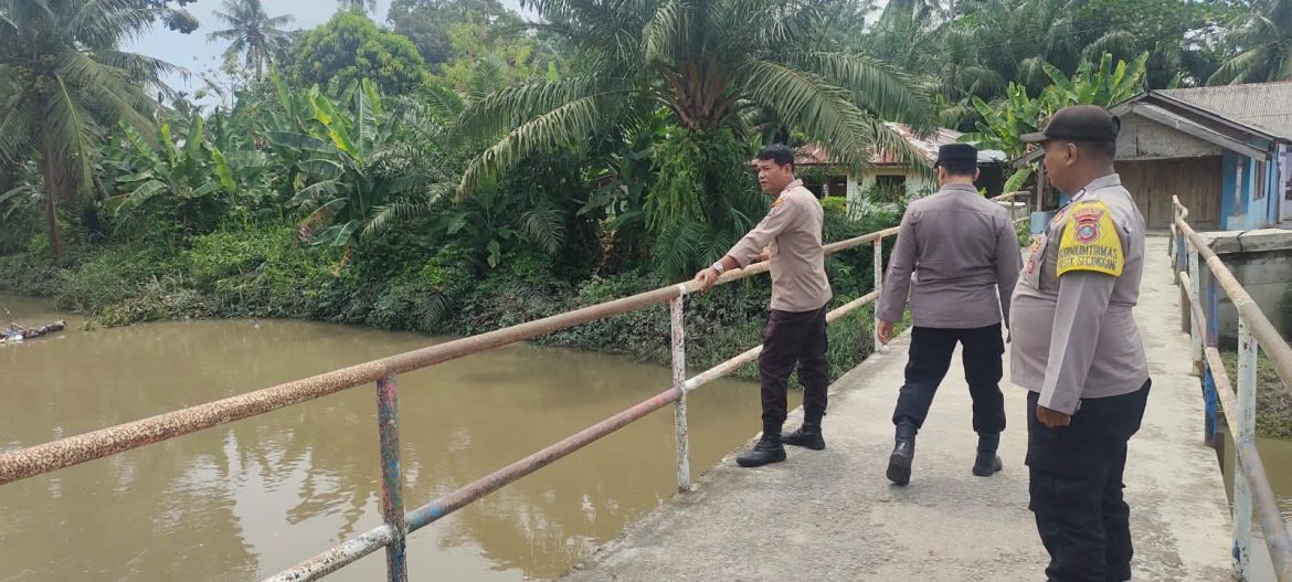 Kapolsek Secanggang Pantau Ketinggian Air Sungai Pascahujan Deras, Kondisi Masih Normal.