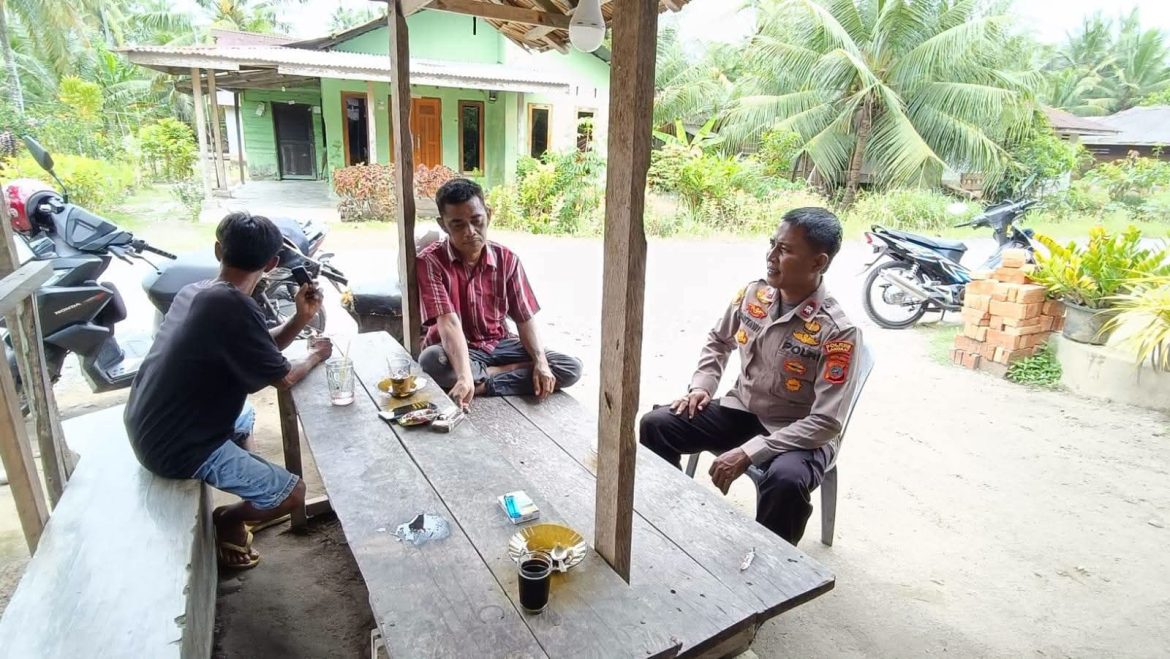 Bhabinkamtibmas Polsek Secanggang Sambangi Warga, Sampaikan Pesan Kamtibmas dan Serap Aspirasi.