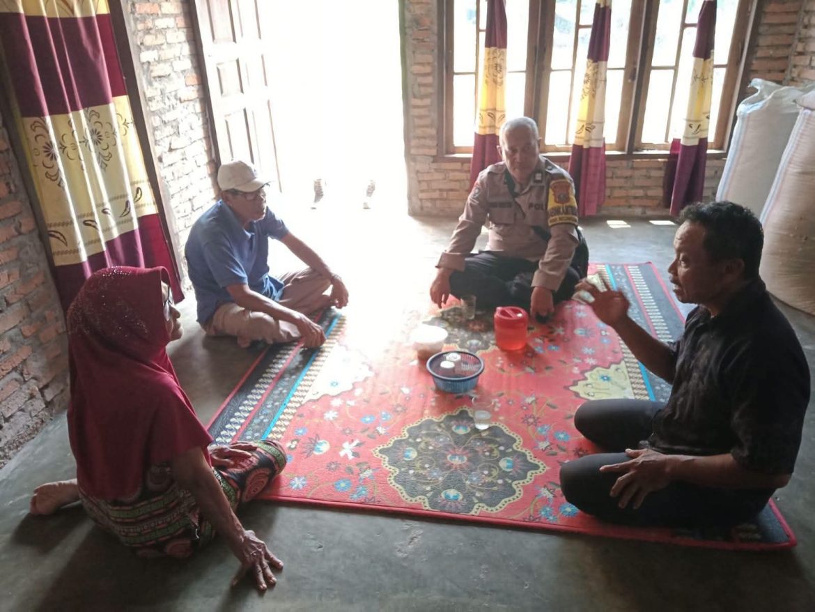 Bhabinkamtibmas Desa Secanggang Sambangi Warga, Sampaikan Pesan Kamtibmas.