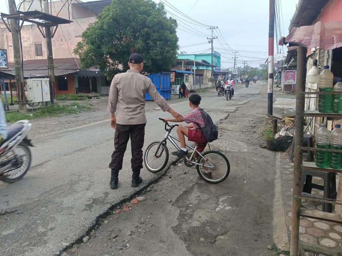 Polsek Secanggang Laksanakan Strong Point dan Pengaturan Lalu Lintas Pagi, Ciptakan Kamseltibcarlantas bagi Masyarakat.