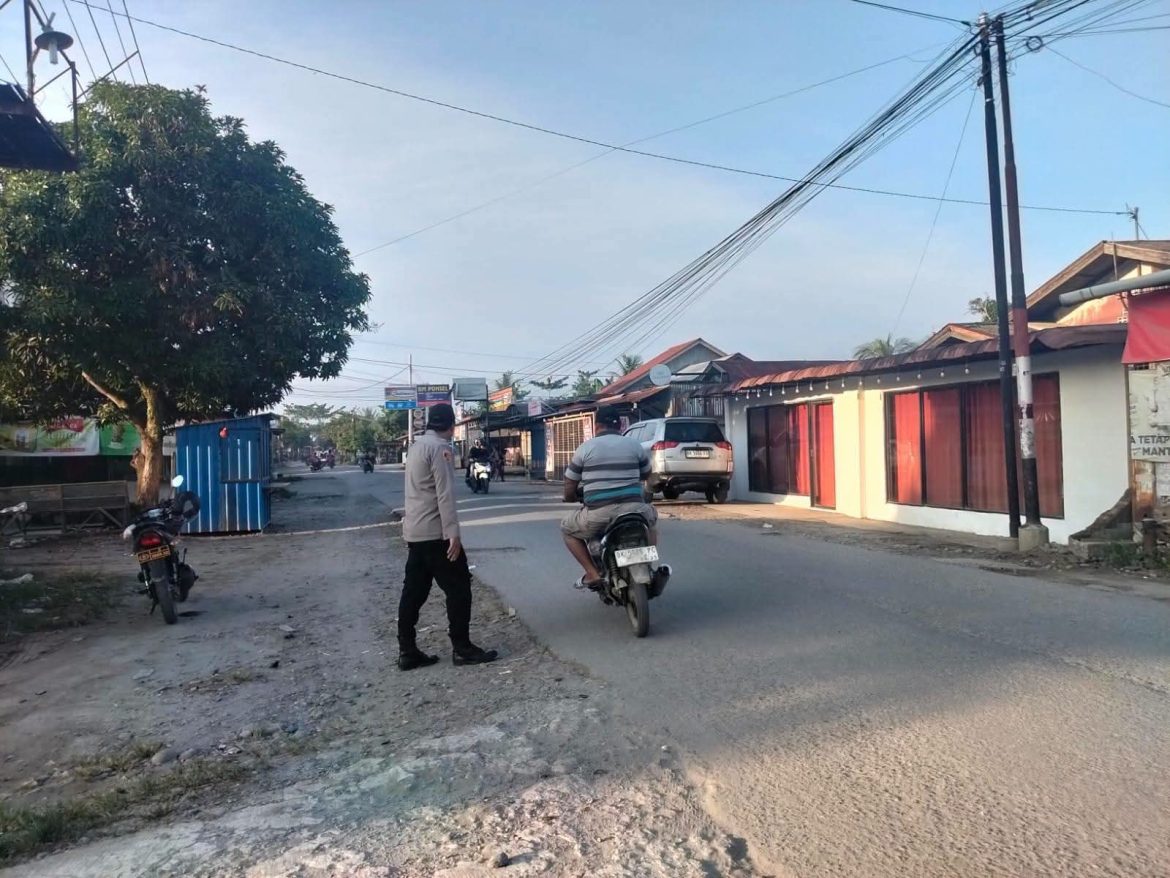 Personel Polsek Secanggang Laksanakan Strong Point dan Pengaturan Lalu Lintas Pagi.