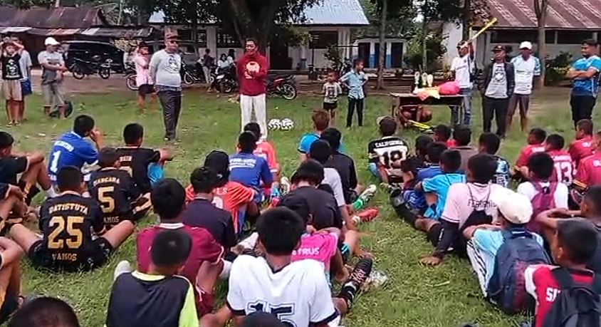 PSSI Toba Hadir dan Bawakan 4 Buah Bola di Pertandingan Persahabatan Tim U-14 Sinar Pourfeo Narumonda, Pererat Persepakbolaan!