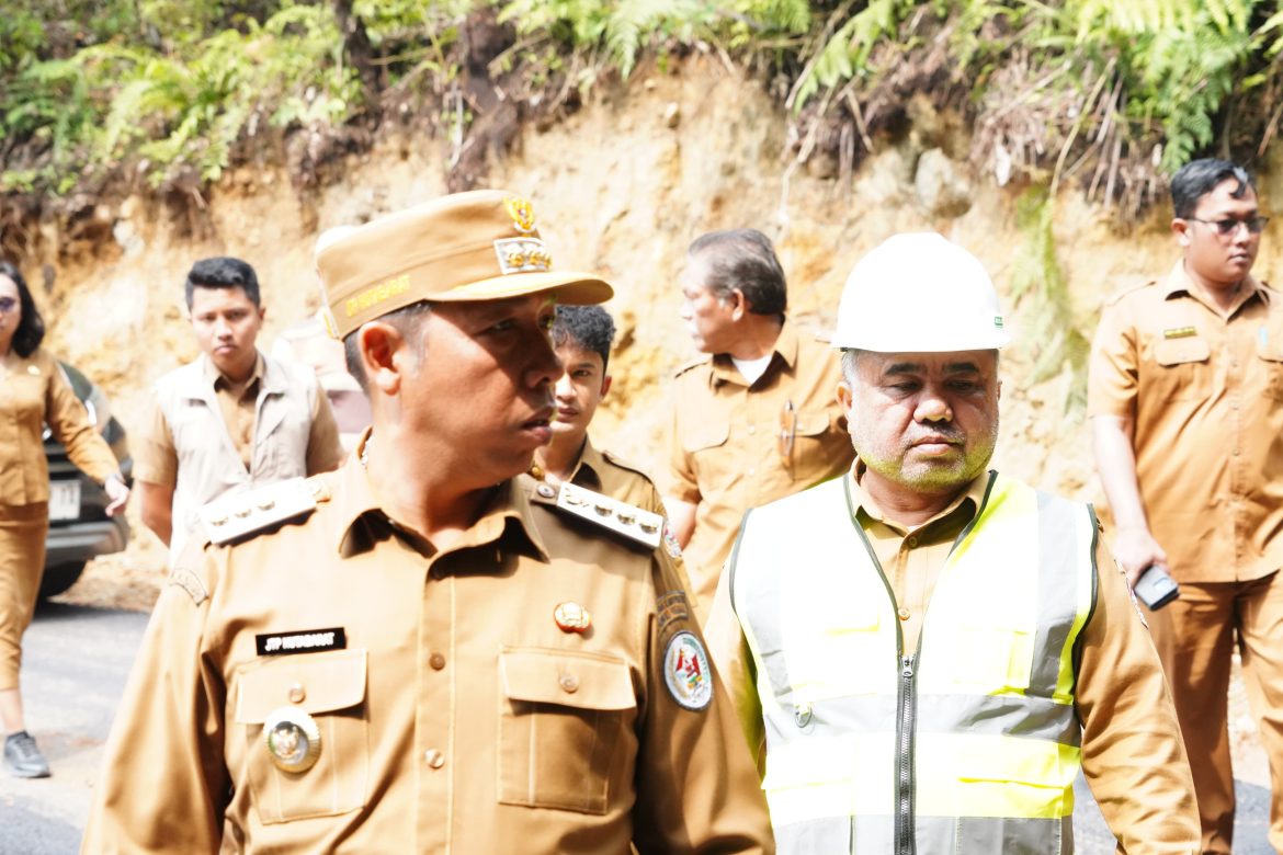 Tingkatkan Aksesibilitas dan Ekonomi Warga, Bupati Taput Tinjau Pembangunan Jalan Hotmix 1,1 KM di Parmonangan  ‎