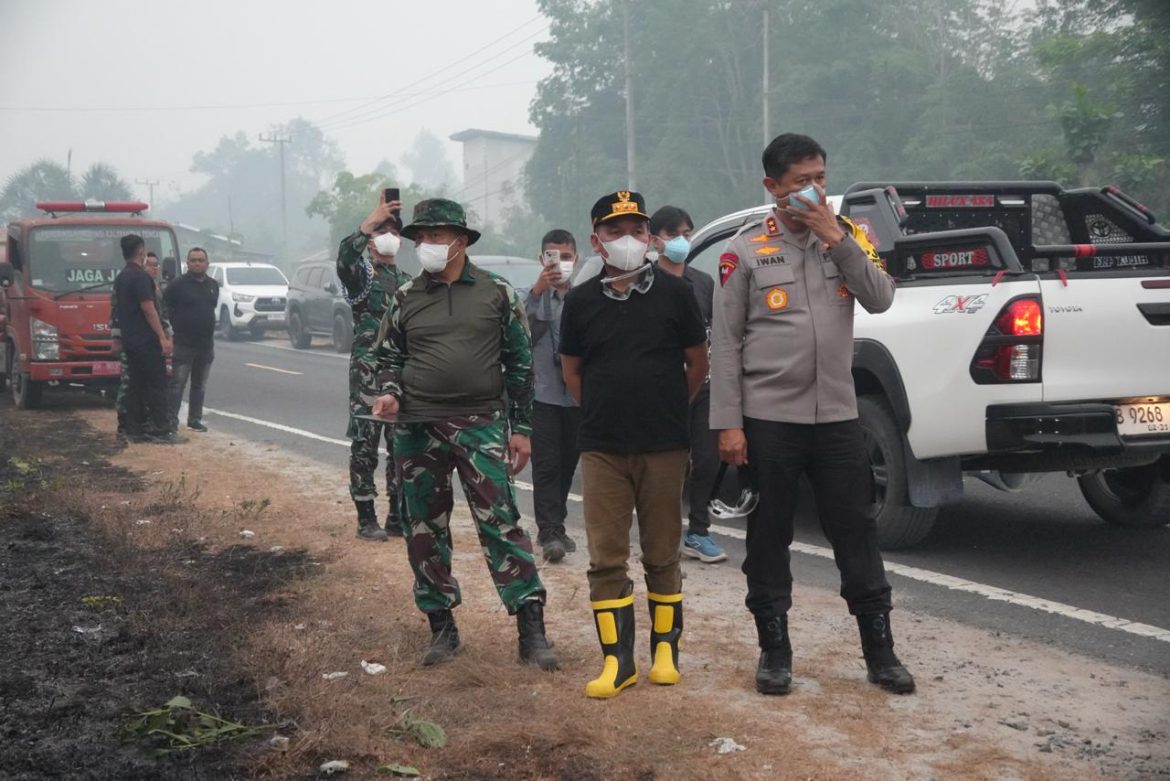 Pantau Karhutla di Bukit Rawi Bersama Gubernur dan Pangdam, Kapolda Kalteng Pastikan Ketersediaan Sumur Bor