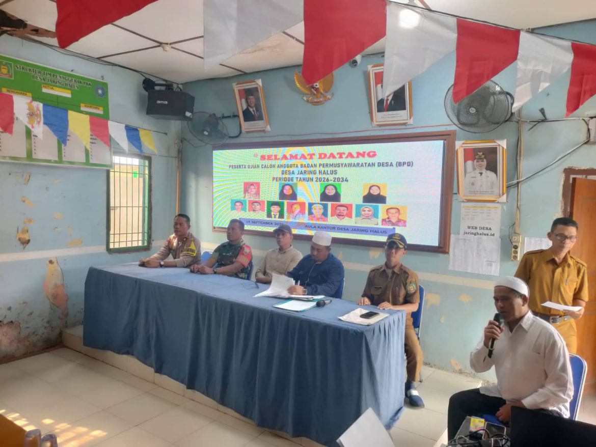 Bhabinkamtibmas Desa Jaring Halus Hadiri Ujian Calon Anggota BPD, Pastikan Kegiatan Berjalan Aman dan Kondusif.