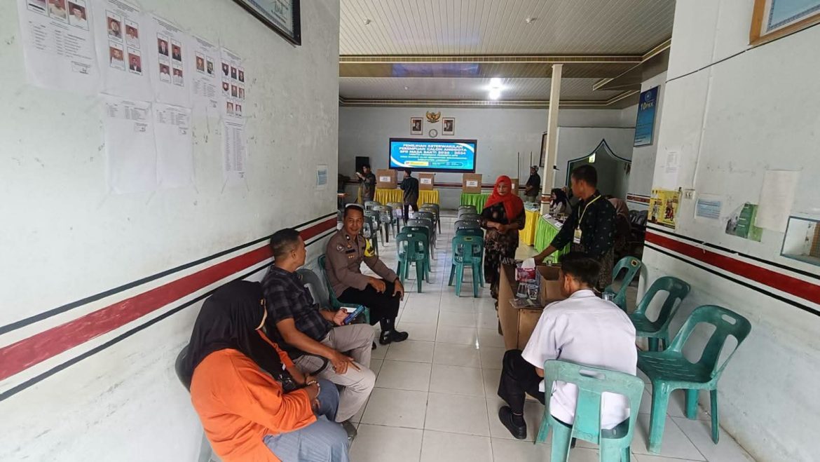 Bhabinkamtibmas dan Babinsa Hadiri Ujian Calon Anggota BPD Desa Sungai Ular.