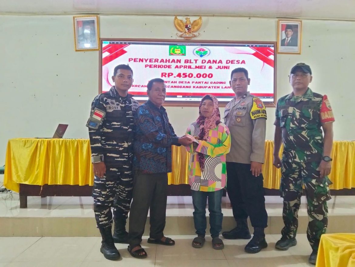Bhabinkamtibmas dan Babinsa Hadiri Penyerahan BLTDD Desa Pantai Gading Periode April–Juni 2026.