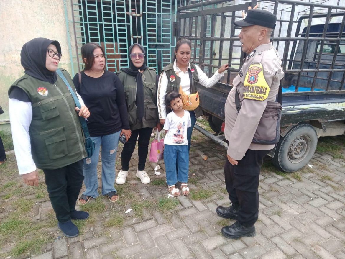 Bhabinkamtibmas Polsek Secanggang Sambangi Warga, Sampaikan Pesan Kamtibmas dan Antisipasi Kenakalan Remaja.