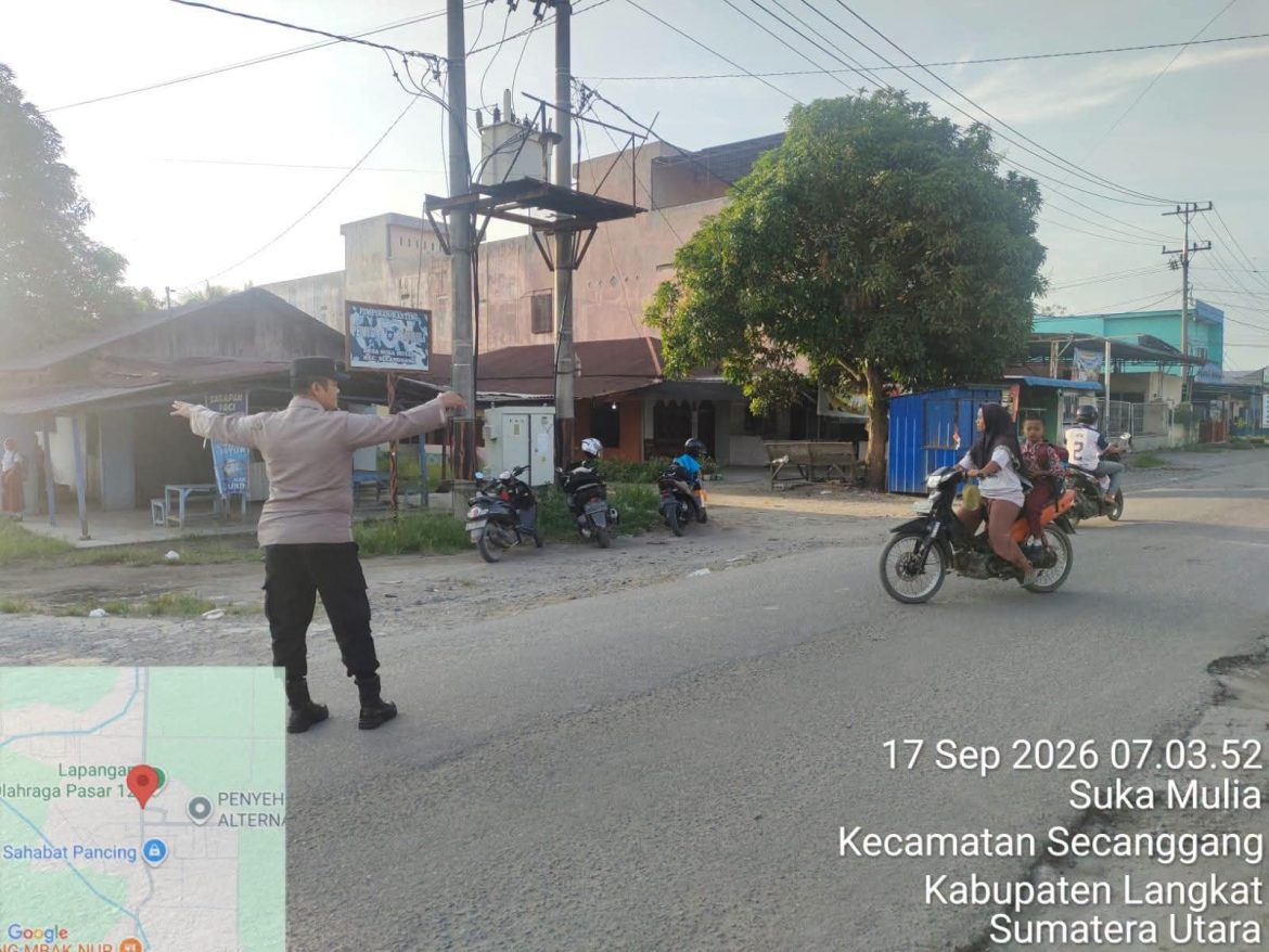 Personel Polsek Secanggang Laksanakan Strong Point dan Pengaturan Lalu Lintas Pagi di Simpang Pasar XII.