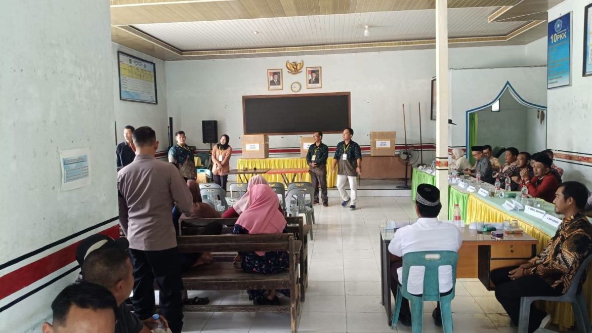 Bhabinkamtibmas dan Babinsa Kawal Pemilihan Anggota BPD Desa Tanjung Ibus dan Desa Sungai Ular.