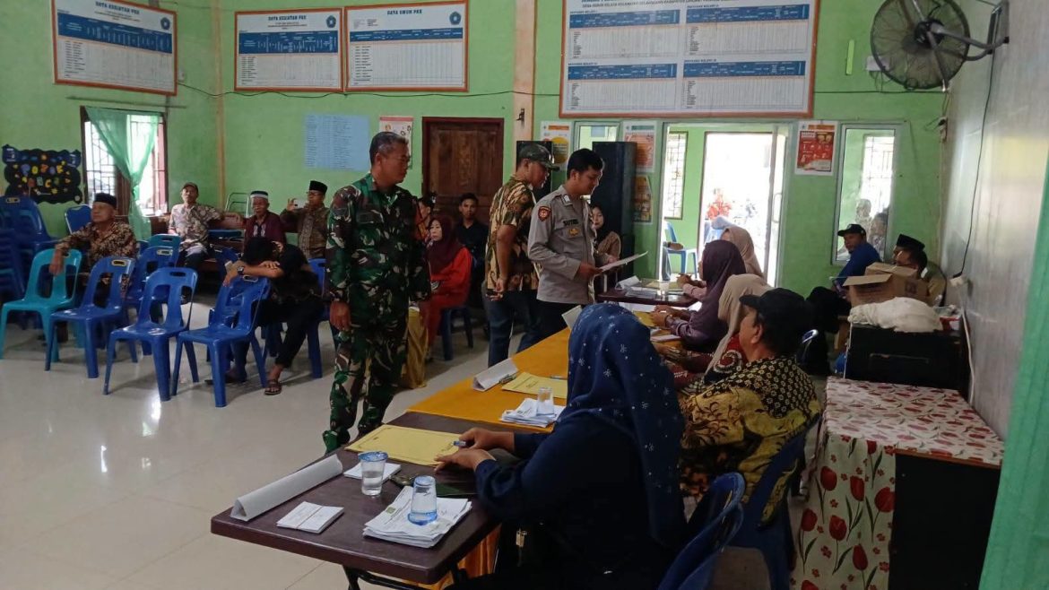 Bhabinkamtibmas dan Babinsa Bersama Pemerintah Desa Pastikan Pemilihan Anggota BPD Desa Kebun Kelapa Berjalan Aman dan Lancar.