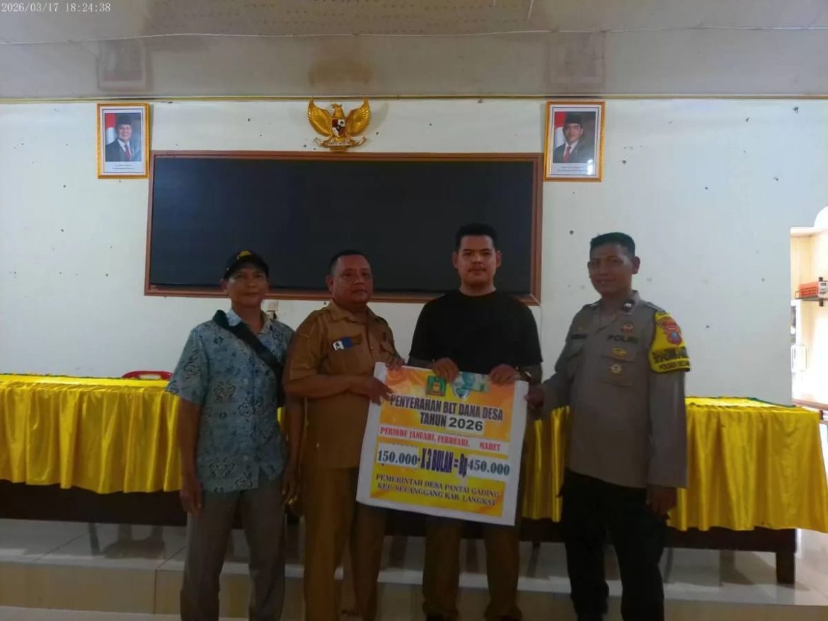 Pemdes Pantai Gading Salurkan BLT kepada Warga Kurang Mampu, Bantu Ringankan Beban Ekonomi.
