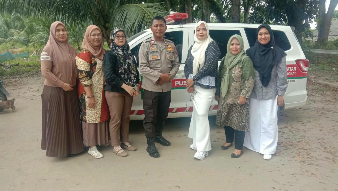 Polsek Secanggang Sambangi Puskesmas Hinai Kiri, Jalin Sinergi dan Sampaikan Pesan Kamtibmas.