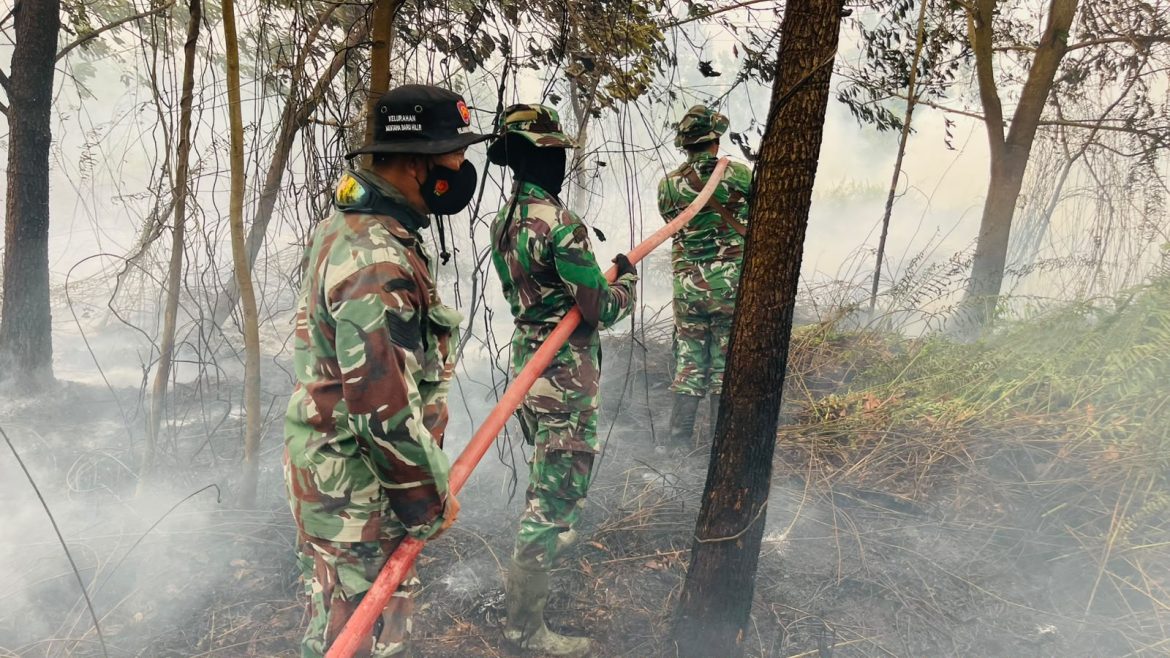 Personel Tim Siaga On Call Kodim 1015/Sampit Padamkan Api Karhutla 